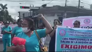 En la ciudad de Iquitos, los trabajadores de la salud han bloqueado la calle Grau, una de las principales vías de la ciudad. / Video: Canal N