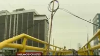 Poste de palo sostiene cables en puente peatonal. Foto: captura de TV