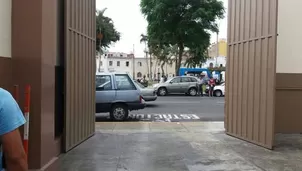 Vehículo se ubicó afuera de un estacionamiento / Foto: @montesthalia