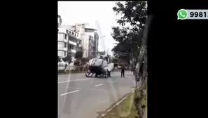 La persona herida fue conducida en camilla a la ambulancia para que pueda ser trasladada por m&eacute;dicos al hospital. (Foto: Captura/Video: Canal N)