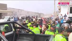 El incidente comenzó cuando uno de los participantes fue subido a un patrullero de la comisaría. / Video: Canal N