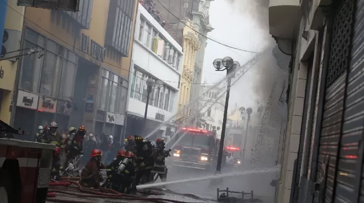 Jefe de los Bomberos descartó que se proceda a derrumbar el edificio / Andina