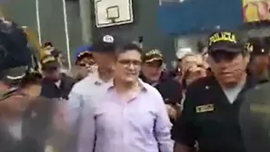 El fiscal fue resguardado por la policía. Foto: Captura de TV