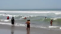 Playa luce una bandera roja y pese a ello bañistas ingresan al mar. Foto: Flickr Mónica Gonzalez / Video: América Noticias