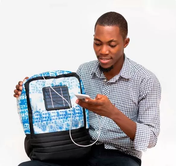 Joven inventa mochila solar para niños que no tienen acceso a la electricidad. Foto: La buena cara del mundo