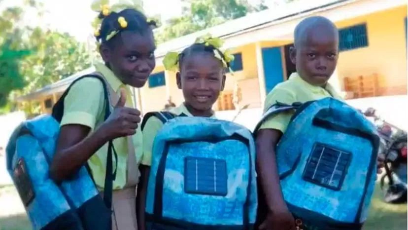 Joven inventa mochila solar para niños que no tienen acceso a la electricidad