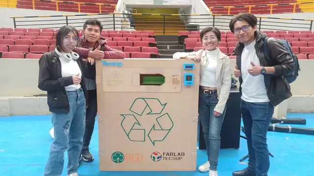 Peruanos crean prototipo de cajero automático que fomenta el reciclaje de botellas. Foto: Andina