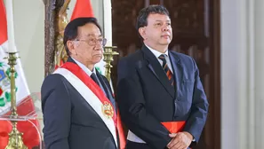 El presidente de la república, José María Balcázar, tomó juramento este miércoles por la noche a Juan Carlos Velasco Guerrero como nuevo ministro de Salud (Minsa), en reemplazo del renunciante Luis Quiroz Avilés. Foto: Presidencia. Video: Canal N