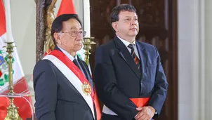 El presidente de la república, José María Balcázar, tomó juramento este miércoles por la noche a Juan Carlos Velasco Guerrero como nuevo ministro de Salud (Minsa), en reemplazo del renunciante Luis Quiroz Avilés. Foto: Presidencia. Video: Canal N