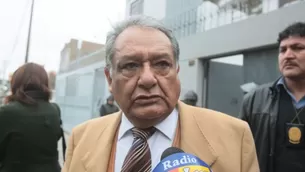 Julio Galindo declarando ante la prensa, en su reemplazo entra el abogado Milko Alberto Ruiz Espinoza / Foto: Andina