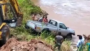 El vehículo fue remolcado con ayuda de maquinaria pesada. Foto y video: Canal N