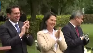 La presidenta Keiko Fujimori encabezó este viernes una romería en el cementerio Campo Fe de Huachipa a dos años del fallecimiento de su padre, el expresidente Alberto Fujimori. Video: Canal N