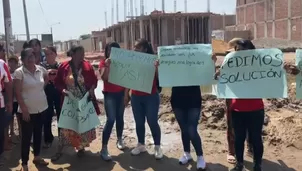 La comunidad vive entre aguas residuales, lo cual ha provocado problemas de salud y la propagación de olores insoportables. / Video: Canal N