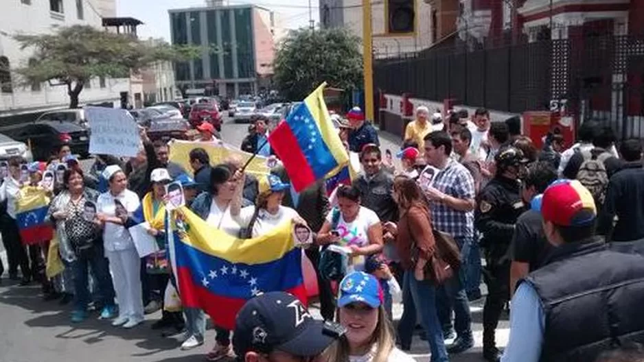 Ciudadanos venezolanos y peruanos expresaron su rechazo por la sentencia: Foto: @amigoperu76 