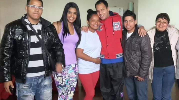 Rocío Miranda acompañó a la familia de Karl Britto (casaca roja) tras su liberación Rocío Miranda acompañó a la familia de Karl Britto (casaca roja) tras su liberación