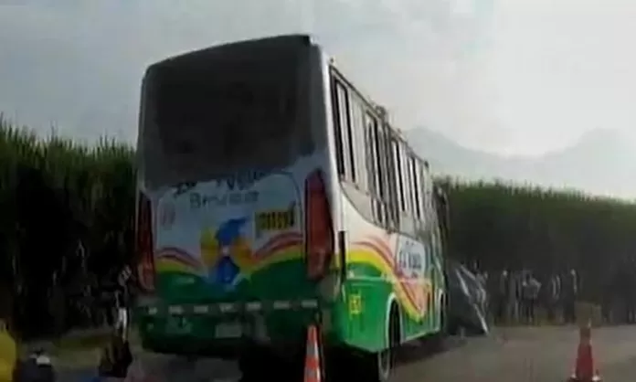 La Libertad: 3 muertos y al menos 15 heridos en choque entre bus y ...