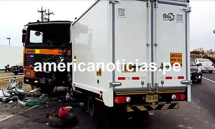 La Libertad: Ciudadano Muere Tras Choque De Tráiler Y Camión En ...