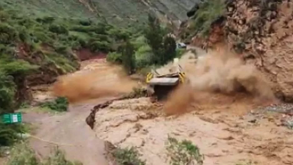 En el tramo de la carretera de Huamachuco – Pataz fue afectado el puente Chagual. Foto: Trujillo en línea