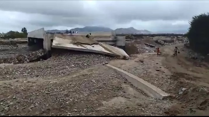 Puente colapsado en Paiján. Foto: América Noticias Puente colapsado en Paiján. Foto: América Noticias