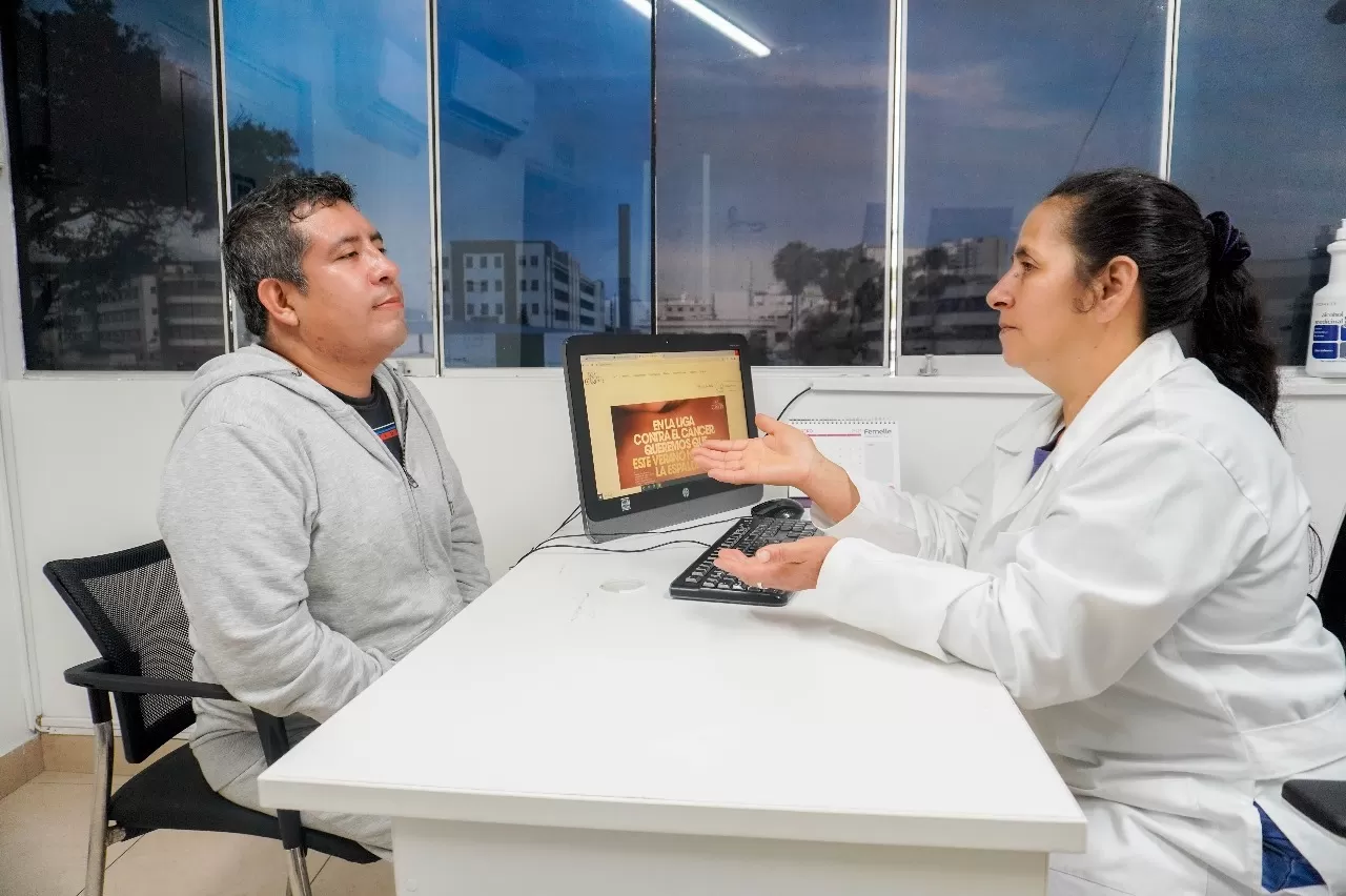 Liga Contra el Cáncer lanza campaña dirigida a varones por el mes de papá. Foto: LCC