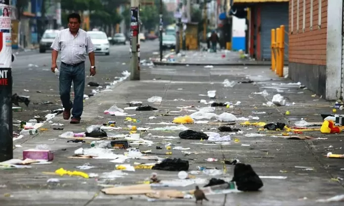 Calles de Lima amanecieron llenas de basura tras fiestas por Año Nuevo