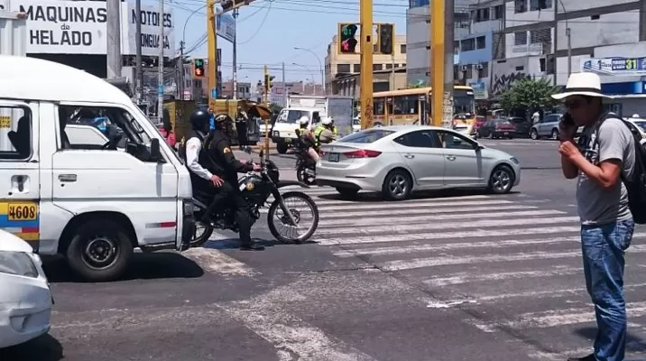 Infracción de tránsito denunciada vía #AlertaNoticias. Foto: Twitter @PillacaSammy Infracción de tránsito denunciada vía #AlertaNoticias. Foto: Twitter @PillacaSammy
