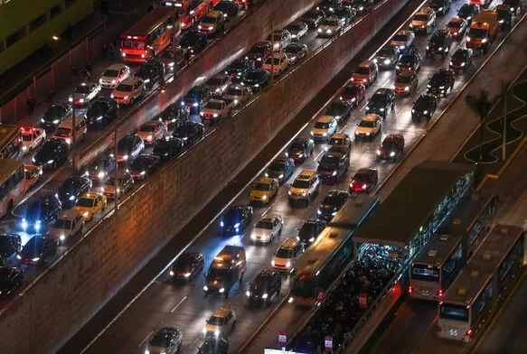 La denominada "hora punta" de la Vía Expresa Luis Fernán Bedoya Reyes - Foto: Andina