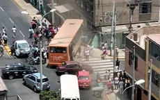 Lince: Bus chocó contra camión y terminó empotrado en inmueble - Noticias de piura