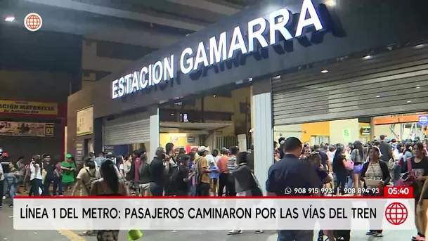Pasajeros de la Línea 1 del Metro caminan por las vías tras falla técnica. Foto: América Noticias