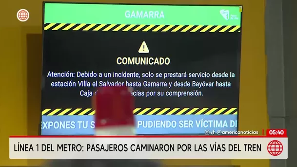 Pasajeros de la Línea 1 del Metro caminan por las vías tras falla técnica. Foto: América Noticias