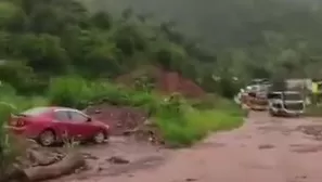 Quebradas activadas por lluvias bloquearon por horas la ruta entre Chanchamayo y el Vraem. Vecinos despejaron el paso ante la ausencia de maquinaria. Video: Canal N