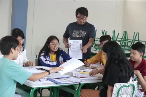 El maestro del quechua que rescata raíces en aulas limeñas. Foto: Andina