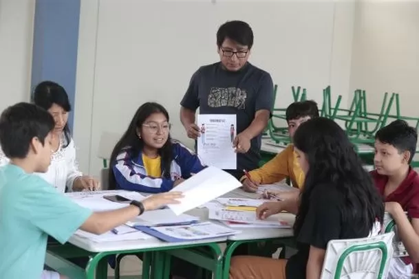 El maestro del quechua que rescata raíces en aulas limeñas. Foto: Andina El maestro del quechua que rescata raíces en aulas limeñas. Foto: Andina