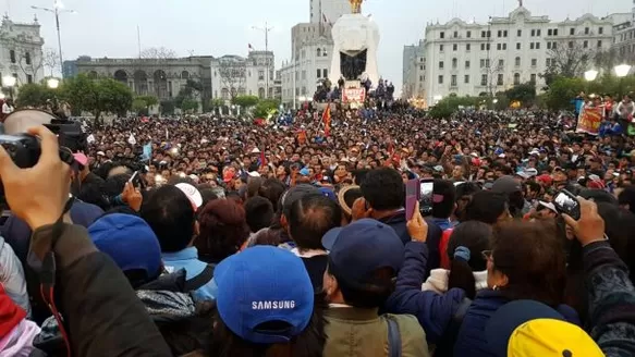 Los profesores sindicalizados protestan desde hace varios días / Foto: @LiliaMati 