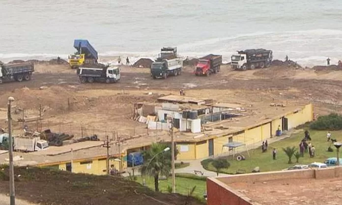 Magdalena: vecinos denuncian que camiones arrojan basura al mar