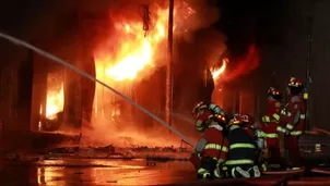 El incendio desatado en la galería Nicolini en La Malvinas / Foto: archivo Andina