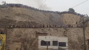  Pobladores en señal de protesta aguardan en lo alto de un cerro / Foto: @padmejones