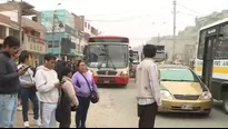 Decenas personas llevan horas intentando tomar un vehículo de transporte público para llegar a sus destinos. / Video: América Noticias