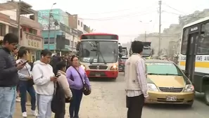 Decenas personas llevan horas intentando tomar un vehículo de transporte público para llegar a sus destinos. / Video: América Noticias