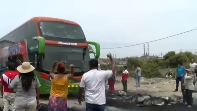 La Libertad: Manifestantes dan tregua para paso de buses en la Panamericana Norte