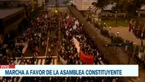 Manifestantes marchan contra el Congreso y a favor de la Asamblea Constituyente 