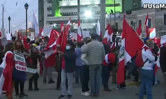 Grupos de personas marcharon en contra del presidente Pedro Castillo