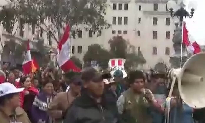 Manifestantes marchan por las calles de Lima