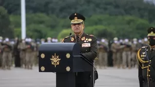 El general Manuel Gómez de la Torre participó en el izamiento del Pabellón Nacional por el Día de la Institucionalidad / Video: Canal N