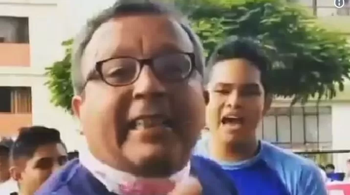 Sujeto acusado de agresión verbal. Foto: captura de video Sujeto acusado de agresión verbal. Foto: captura de video