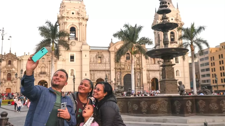 Peruanos aprovechan los feriados para divertirse. Foto: Andina