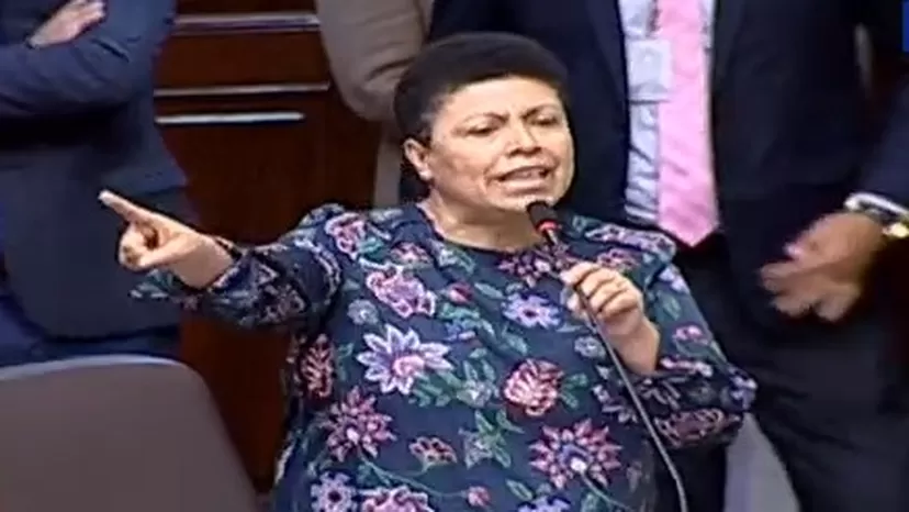  Martha Moyano a Isabel Cortez durante incidente en debate: "¡Cállese que estoy hablando!"