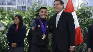 Martín Vizcarra hizo reconocimiento a paradeportistas. Foto: Andina