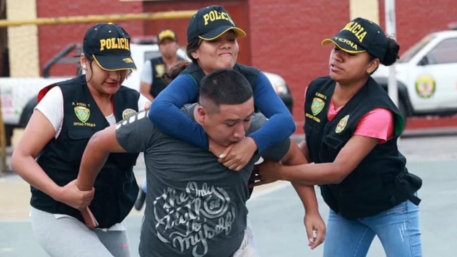 Mujeres policías en acción. Foto: Andina