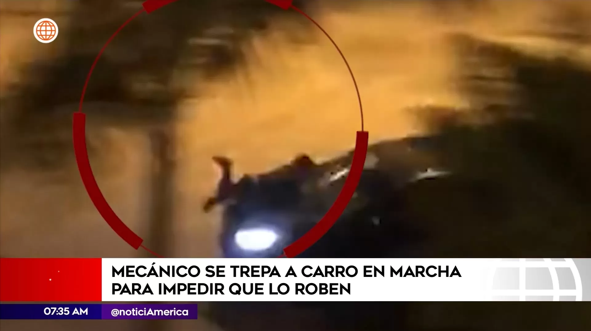 Mecánico se trepa a carro en marcha para evitar robo en Puente Piedra. Foto: América Noticias